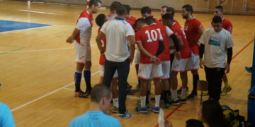 Jugadores del Virgen de la Victoria rodean a su técnico. en uno de los tiempos muertos.