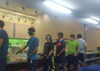 Tiradores de la Federación Melillense, en la modalidad de pistola deportiva.