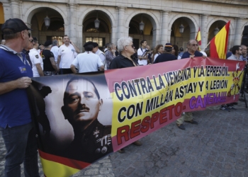 GRA141 MADRID, 24/09/2016.- Asistentes en la Plaza Mayor a la concentración convocada por un grupo de veteranos legionarios en contra del cambio de nombre de la calle que lleva el nombre de su fundador, el general Millán Astray, que el Comisionado de la Memoria Histórica de Madrid propone cambiar por el de "Avenida de la Inteligencia". El comisionado recomendó este cambio recordando que "¡Viva la muerte! ¡Muera la inteligencia!" fueron los gritos con los que Millán-Astray interrumpió en 1936 el discurso de Miguel de Unamuno en el Paraninfo de la Universidad de Salamanca. El rector Unamuno le respondió con una admirable réplica abrochada con un "¡Viva la inteligencia". EFE/Paco Campos