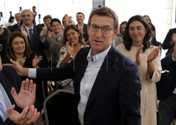El presidente de la Xunta de Galicia, Alberto Núñez Feijóo (c), recibió ayer las felicitaciones de los dirigendes del PP.