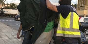 GRA013 MELILLA, 28/09/2016.- Cinco presuntos yihadistas han sido detenidos por la policía en España, Alemania y Bélgica en una operación conjunta llevada a cabo por las fuerzas de seguridad de los tres países. En España fueron detenidas tres personas -dos en Barcelona y una en Melilla (imagen)-, en Wuppertal (Alemania) otra y una más en Bruselas. EFE/Blasco de Avellaneda