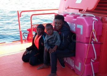 El Fortuny rescata una patera a la deriva con 35 inmigrantes, entre ellos una niña