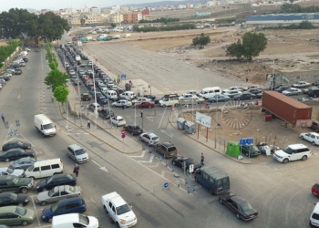 Atasco de coches, ayer en Beni Enzar.