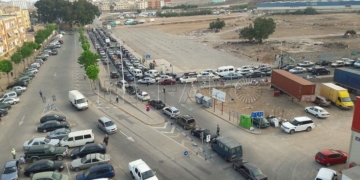 Atasco de coches, ayer en Beni Enzar.