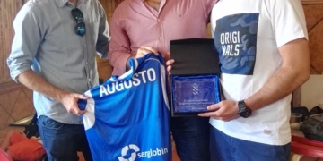 Augusto Hoyo recibiendo su merecido homenaje de la plantilla azulina.