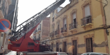 Actuación del Cuerpo de Bomberos durante un incendio en una vivienda el pasado mes de agosto.
