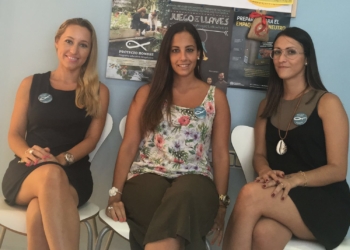 María de los Ángeles Gallardo, coordinadora (d), junto al resto de terapeutas.