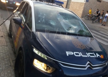 Así quedó el coche de la Policía. En el capó, un agujero de bala.