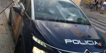 Así quedó el coche de la Policía. En el capó, un agujero de bala.