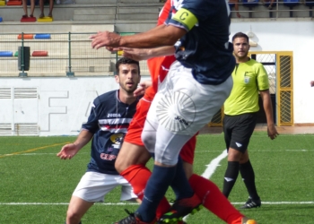 Farid, en un salto, con un jugador visitante fue el mejor del partido.