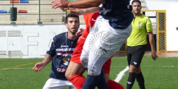 Farid, en un salto, con un jugador visitante fue el mejor del partido.