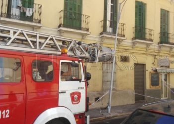 Intervención de los efectivos de Bomberos para retirar la farola.