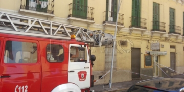 Intervención de los efectivos de Bomberos para retirar la farola.