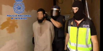 GRA322. MELILLA, 26/09/2014.- Fotografía facilitada por la policía nacional de la detención en Melilla del jefe de una célula terrorista vinculada al Estado Islámico (EI). Otras ocho personas, presuntos integrantes de la célula terrorista han sido detenidos en Nador (Marruecos). La operación se está llevando a cabo por agentes de la Comisaría General de Información del Cuerpo Nacional de Policía y de la Dirección general de Vigilancia del Territorio de Marruecos. EFE/