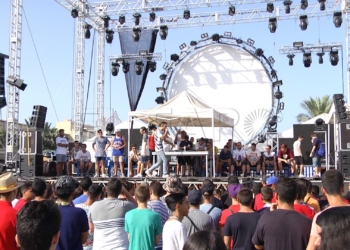 A primera hora de la tarde el Espacio Joven de la Caseta Oficial de la Feria comenzó con una batalla de gallos.