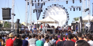 A primera hora de la tarde el Espacio Joven de la Caseta Oficial de la Feria comenzó con una batalla de gallos.