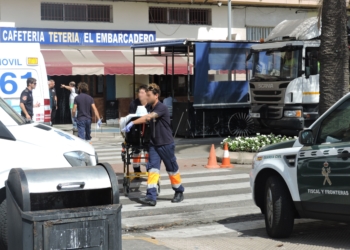 Dos heridos tras arder el motor de una zodiac en la dársena pesquera