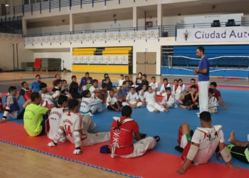 Varios momentos de la recepción que la Ciudad Autónoma brindó ayer a los jugadores de la Peña Real Madrid de las categorías alevín e infantil.