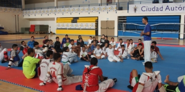Varios momentos de la recepción que la Ciudad Autónoma brindó ayer a los jugadores de la Peña Real Madrid de las categorías alevín e infantil.