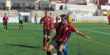 El equipo juvenil, en jugada de su último partido liguero.