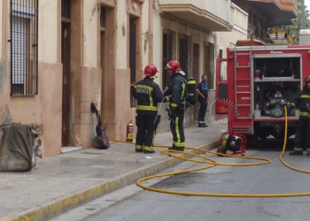 Un cortocircuito causa un incendio en una planta  baja en la calle Miguel Zazo