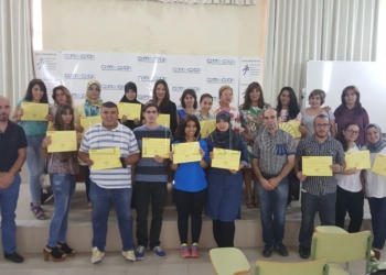 Un grupo de parados  recibe sus certificados de acreditación profesional