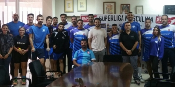 Foto de familia de todos los presentes en la charla.
