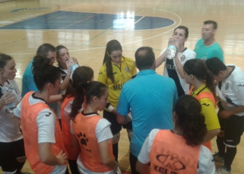 Jugadoras de la escuadra melillense, en un tiempo muerto durante la segunda mitad.