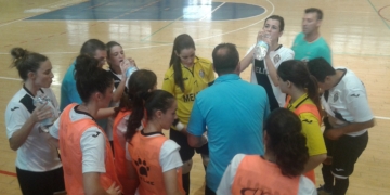 Jugadoras de la escuadra melillense, en un tiempo muerto durante la segunda mitad.
