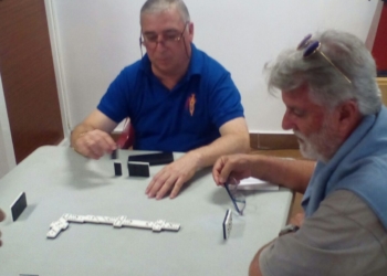 Imagen de la competición de dominó, entre los socios de esta entidad.