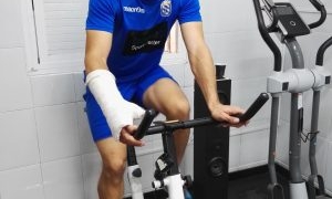 Richi, trabajando en la bicicleta estática en el gimnasio.