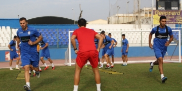 El preparador físico azulino, en el trabajo junto a todos sus jugadores en la sesión de ayer, en el municipal Álvarez Claro.