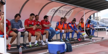 Uribe, técnico unionista no pudo estar en el banquillo al encontrarse sancionado.