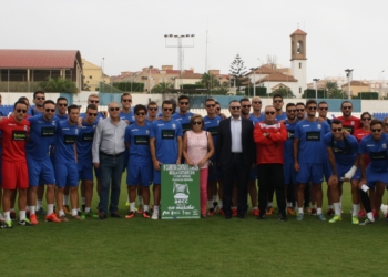 Toda la plantilla de la escuadra de nuestra ciudad, junto a los representantes de la Asociación Española Contra el Cáncer de Melilla.