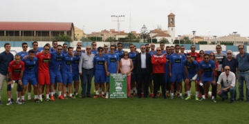 Toda la plantilla de la escuadra de nuestra ciudad, junto a los representantes de la Asociación Española Contra el Cáncer de Melilla.