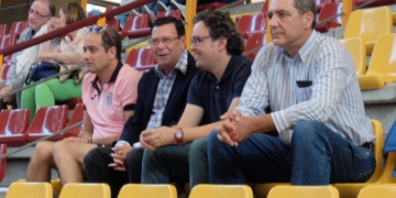 El presidente del Torreblanca (1 por la izquierda), en el pabellón cordobés.