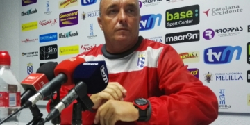 El técnico local, en la rueda de prensa oficial.