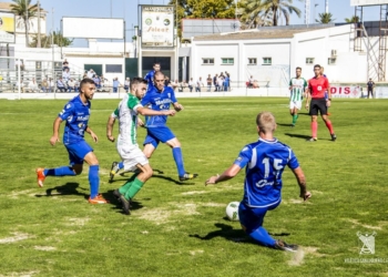 Jugada que se pudo ver en el estadio de El Palmar, entre melillenses y andaluces.