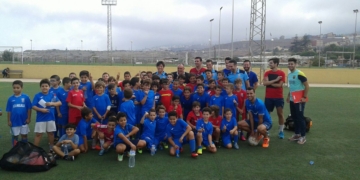 Foto de familia de los jóvenes valores de la cantera melillense en la Ciudad del Fútbol.