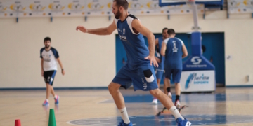 Oliver Arteaga, ejercitándose sobre la pista del Javier Imbroda.
