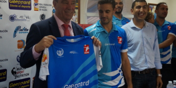 Antonio Miranda recibió una camiseta del equipo.
