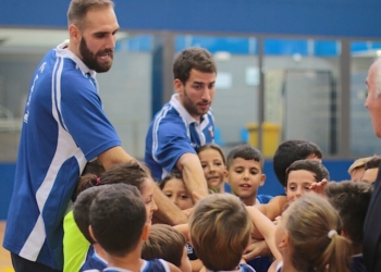 Oliver Arteaga y Agustín Morales, visitaron a los jugadores y jugadoras de la Escuela de Iniciación de la Federación Melillense de Baloncesto