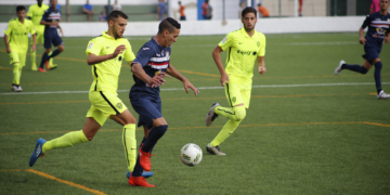 Sidi intenta dejar atrás a un jugador del conjunto almeriense.