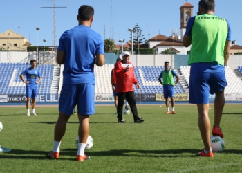 El técnico azulino, en una de las sesiones de entrenamiento dando instrucciones a todos sus jugadores.