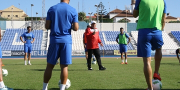El técnico azulino, en una de las sesiones de entrenamiento dando instrucciones a todos sus jugadores.