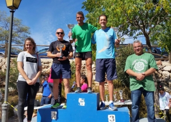 El melillense, en el momento de recibir su trofeo acreditativo.