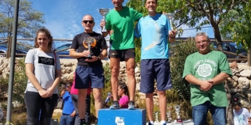 El melillense, en el momento de recibir su trofeo acreditativo.