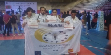 El melillense Soufian Tahir, en el momento de recoger su medalla de oro, en el pabellón marroquí.