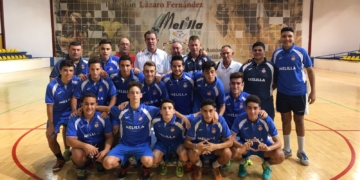 Todos los componentes de la Peña Real Madrid posaron en la fota oficial con el consejero de Deportes, Antonio Miranda.