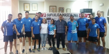 Componentes de la escuadra melillense posando junto al psicólogo, Fernando Lamas.